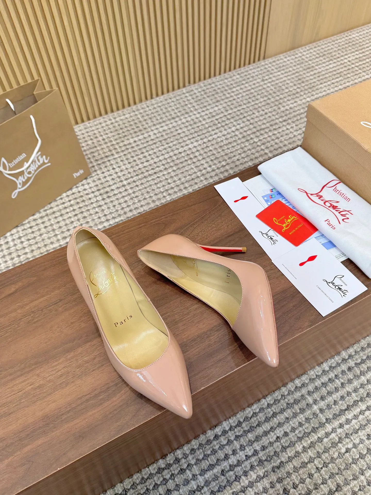👟👟Ex-factory price 440👟👟 Genuine leather sole +40 Year-round shipment💝Christian Louboutin CL👠 Classic "💎Cow Patent Leather💎Series" noble and luxurious, real blingbling✨ Real materials, all customized by the pattern maker, and the materials are made of original customized materials, achieving the taste of the original 6 color options💍 Upper: imported 👉cow patent leather💪 lining: sheepskin foot pad/lining code number: 34-40.41.42 heel height: two options: 10.5cm and 8.5cm